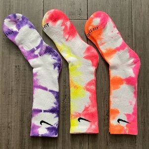 A PACK OF THREE PAIRS OF WHITE NIKE UNISEX CREW SOCKS TWO COLOR TIE-DYE